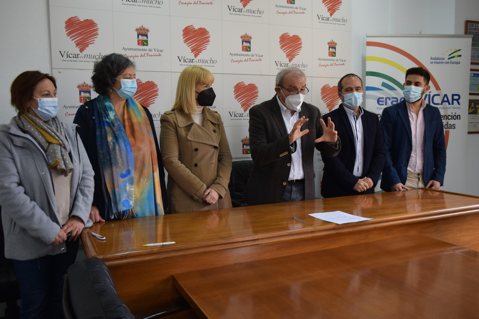 El alcalde con los responsables de la cuatro ONGs.