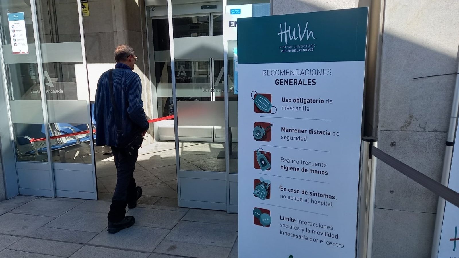 Un acompañante accede al hospital.