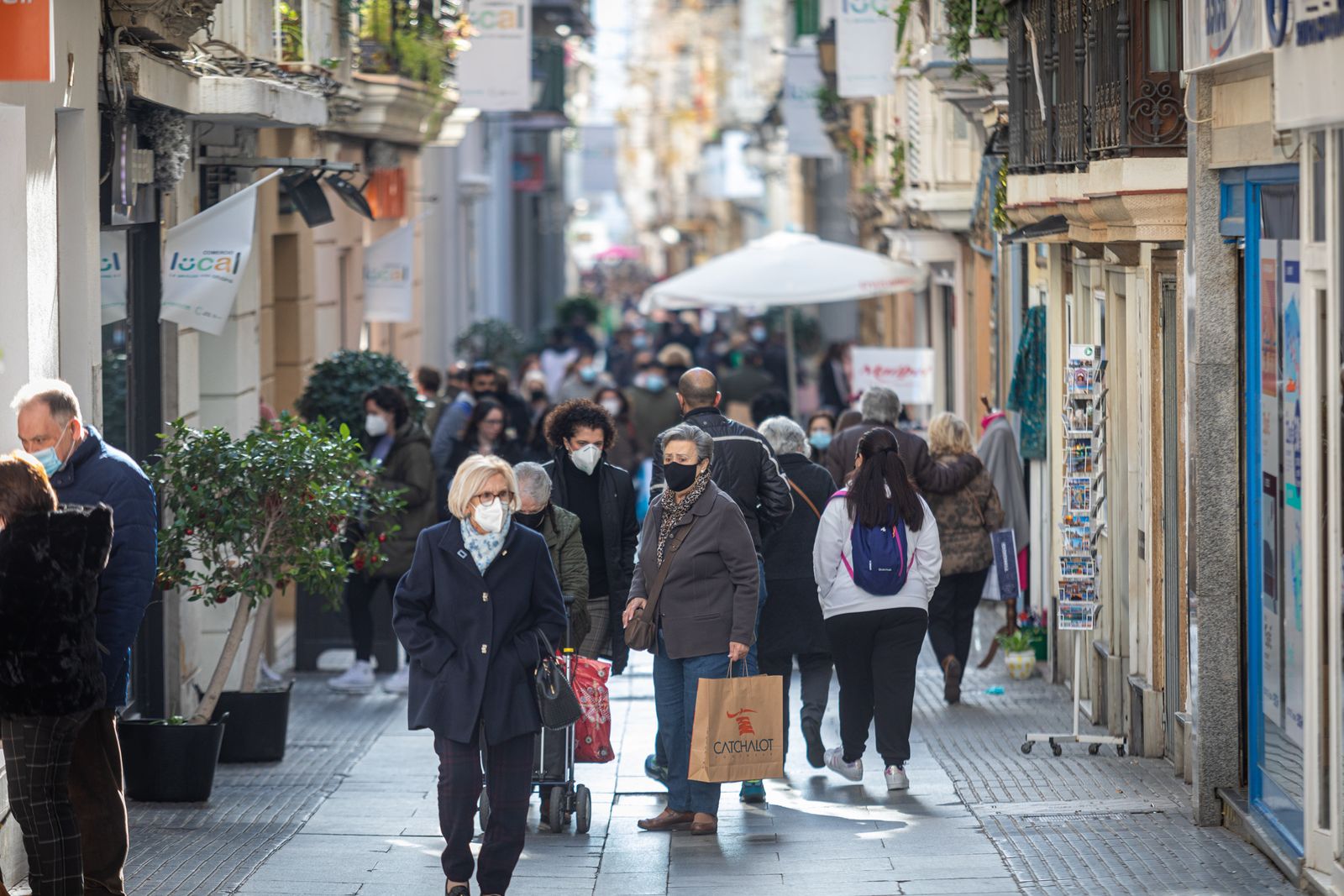 Gente de compras en la calle Columela.