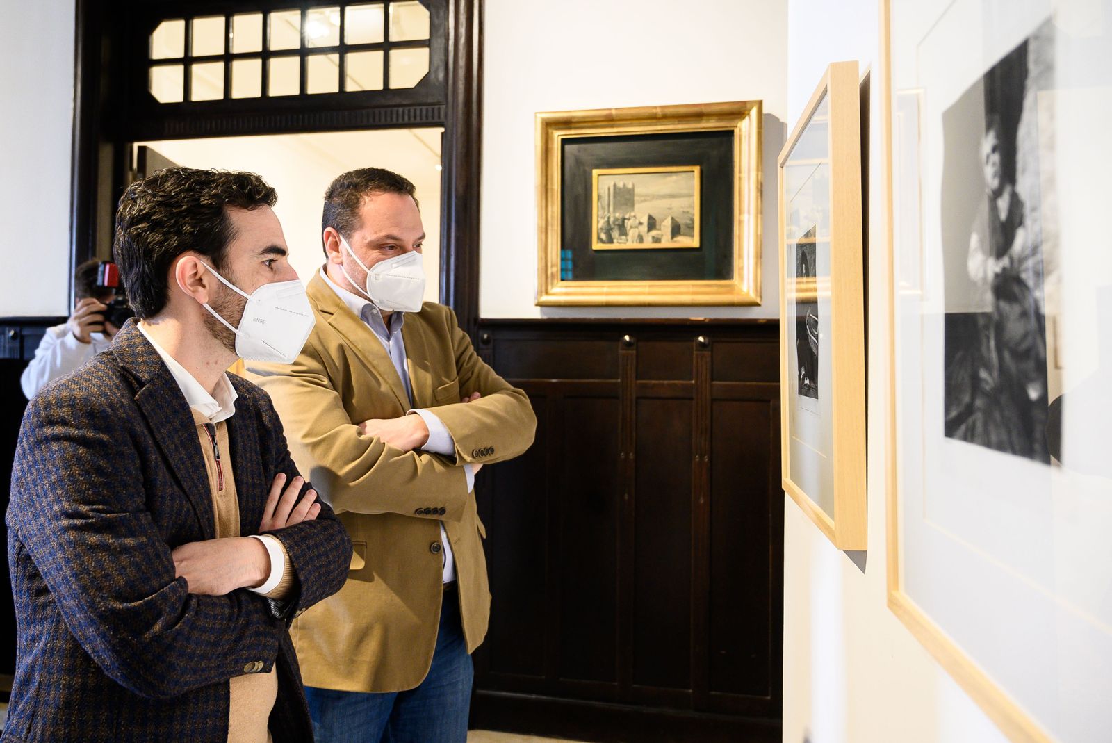 El concejal Carlos Sánchez junto a Juan Manuel Martín Robles viendo las obras.
