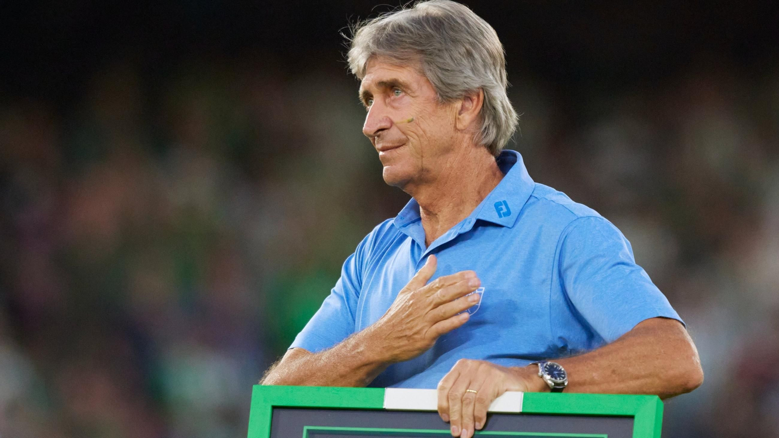 Manuel Pellegrini recibiendo la placa conmemorativa de sus 200 partidos