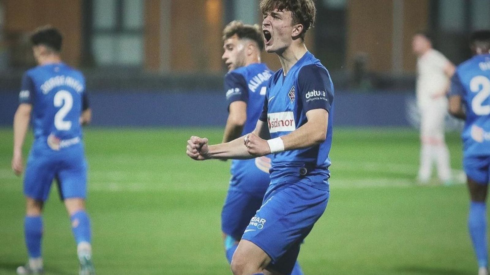 Félix Garreta celebra su gol con el Amorebieta