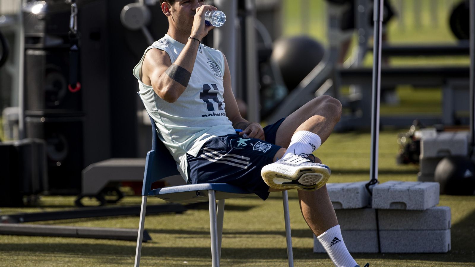 Morata bebe agua durante un descanso en el entrenamiento.