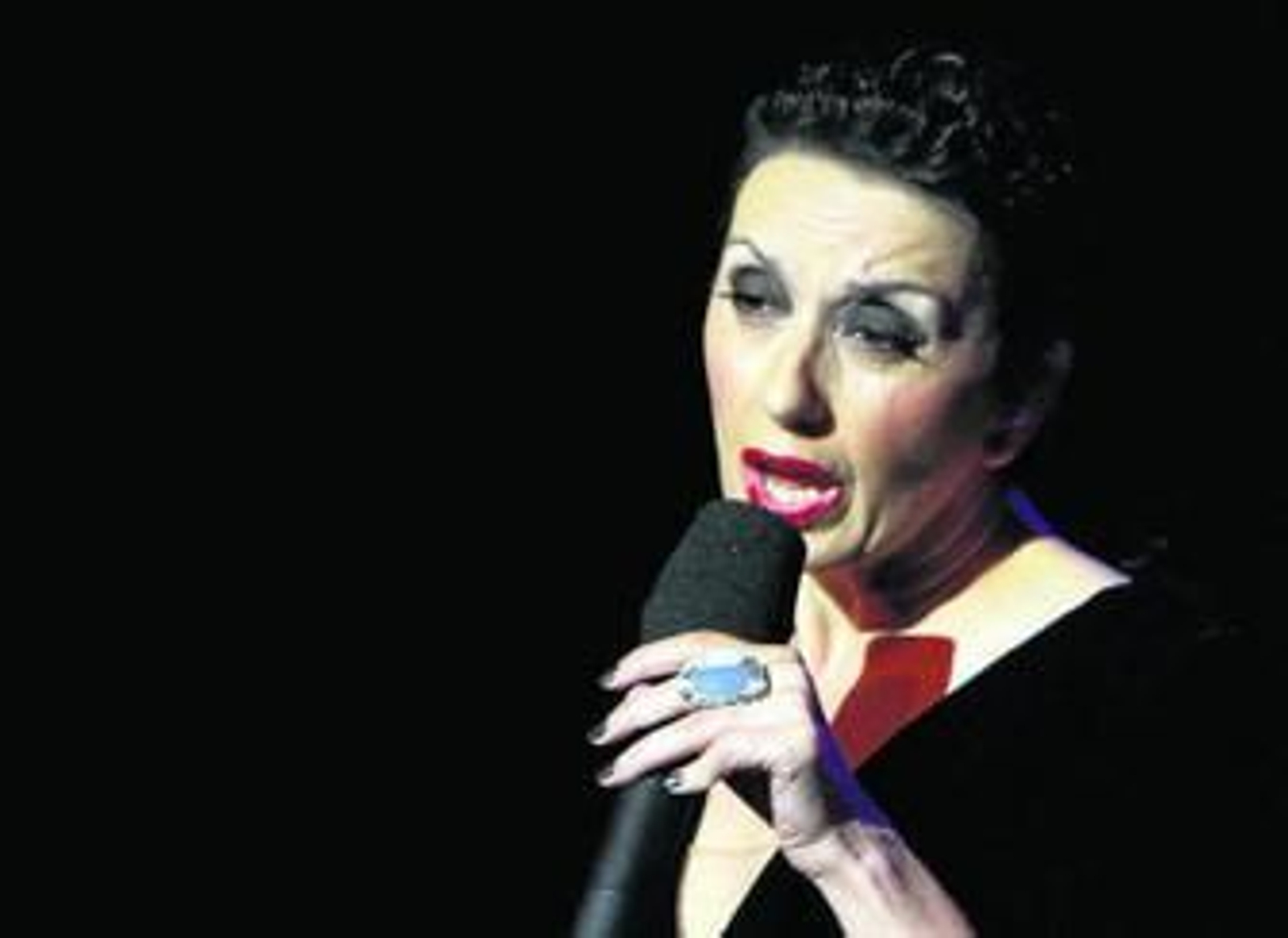 La cantante Luz Casal, durante su actuación en el Falla.