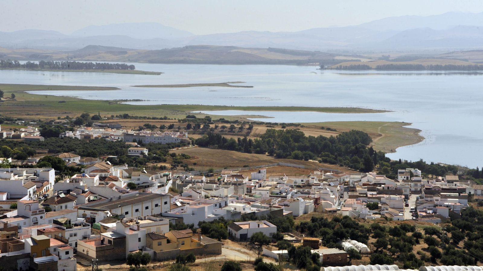 Una vista del pueblo de Bornos, con su embalse al fondo.