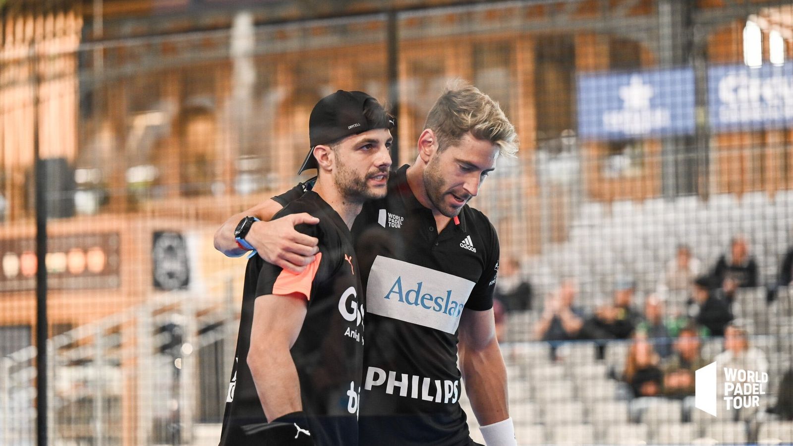 Álex Ruiz y Momo González, en un instante del partido.