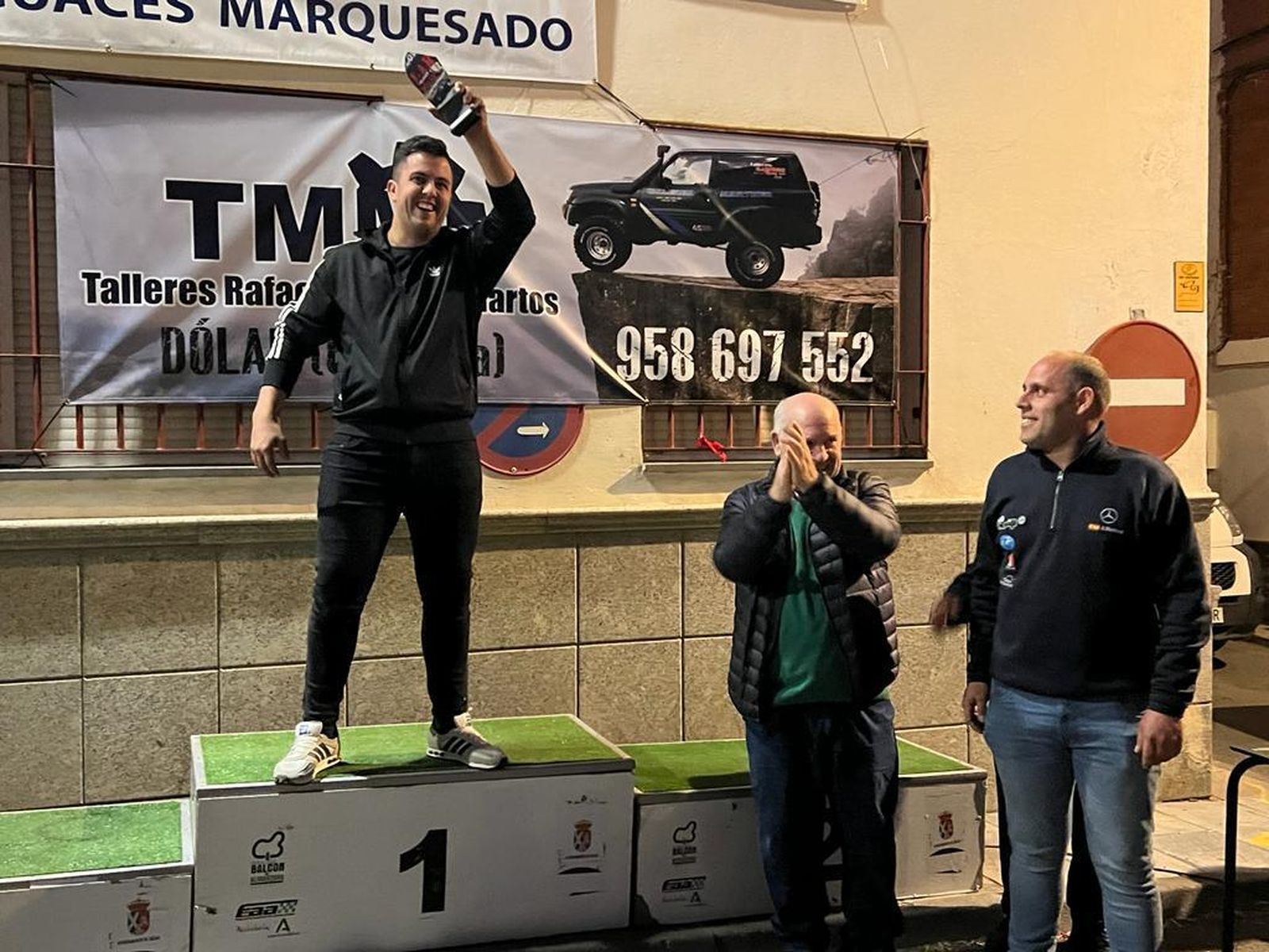 El vencedor posa en lo más alto del podio.