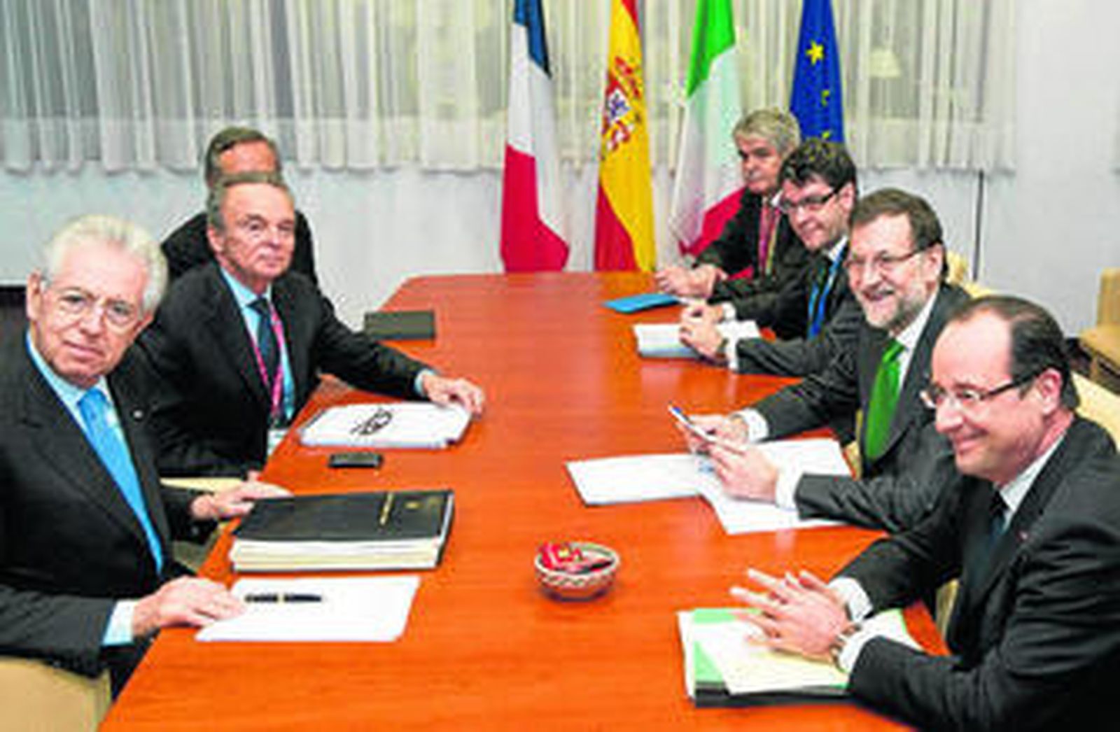 El presidente del Gobierno, Mariano Rajoy, durante el encuentro que mantuvo con Mario Monti y François Hollande.