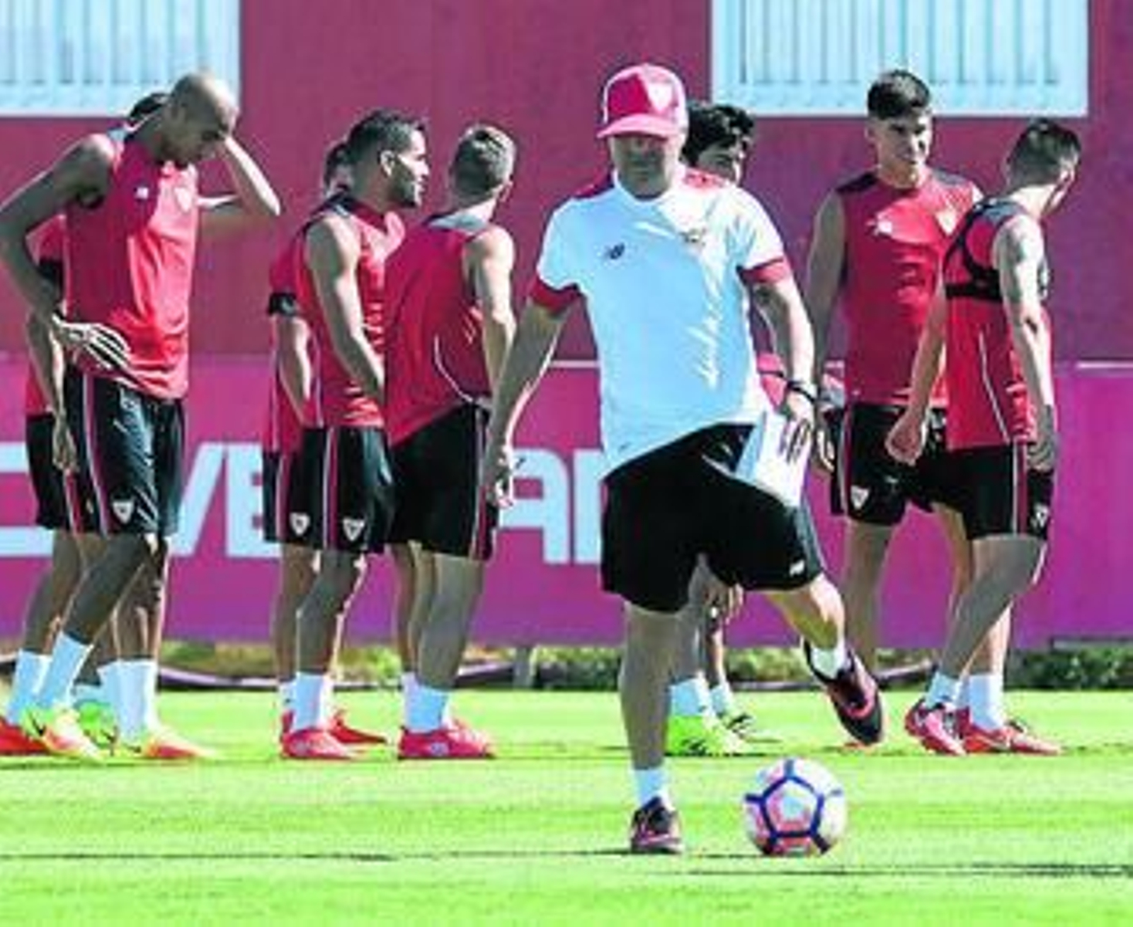 Sampaoli toca el balón en la sesión de entrenamiento de ayer.