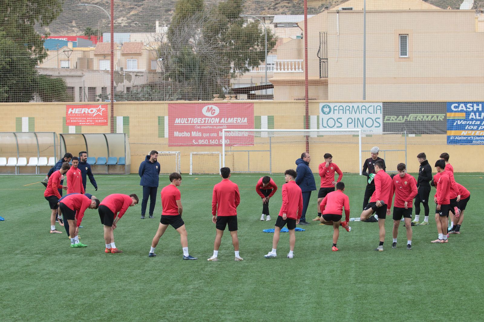 Los rojiblancos estiran después de un entrenamiento