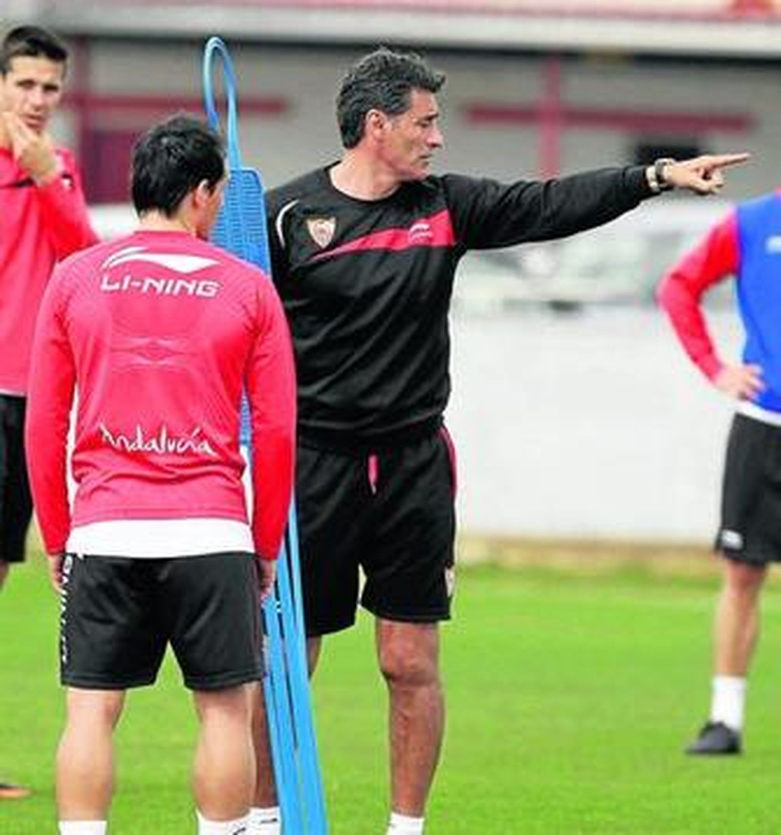 Míchel hace una indicación clara en un entrenamiento delante de Trochowski.
