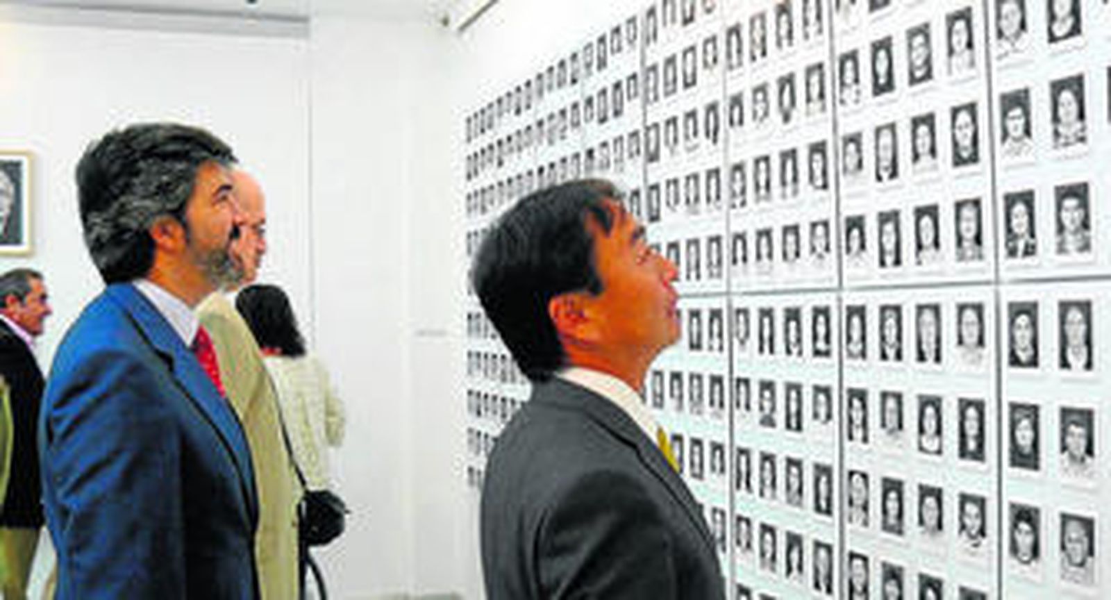 Modesto González y uno de los concejales japoneses, durante su visita a la exposición.