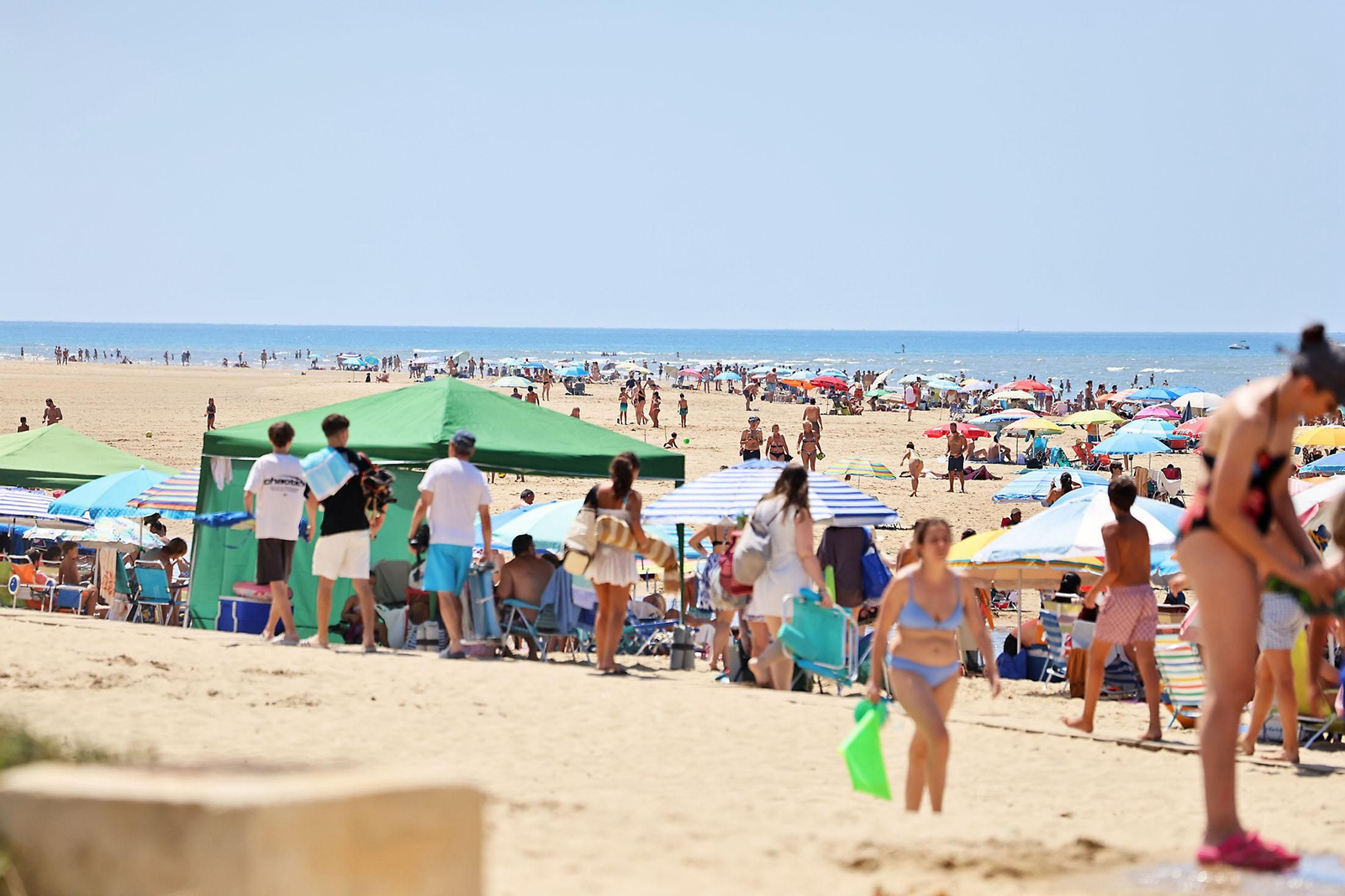 Ambiente en las playas de Huelva en la mañana de domingo