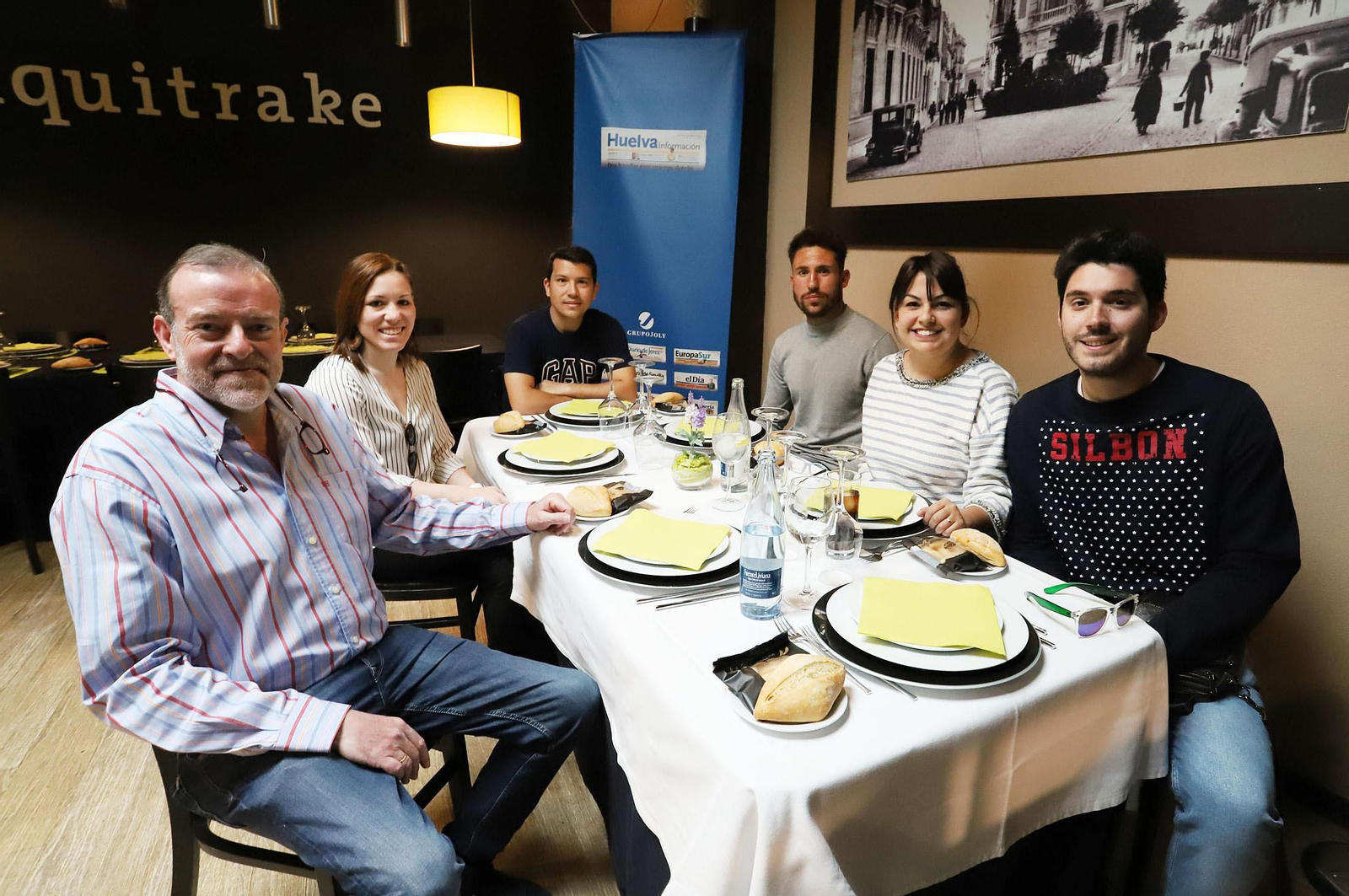 Almudena Gómez e Iván González comparten mesa con los contertulios de la Tertulia Deportiva de este diario.