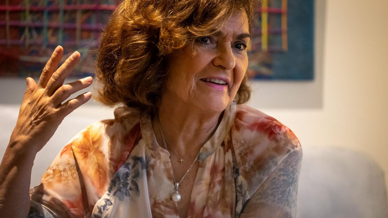 Carmen Calvo gesticula durante la entrevista