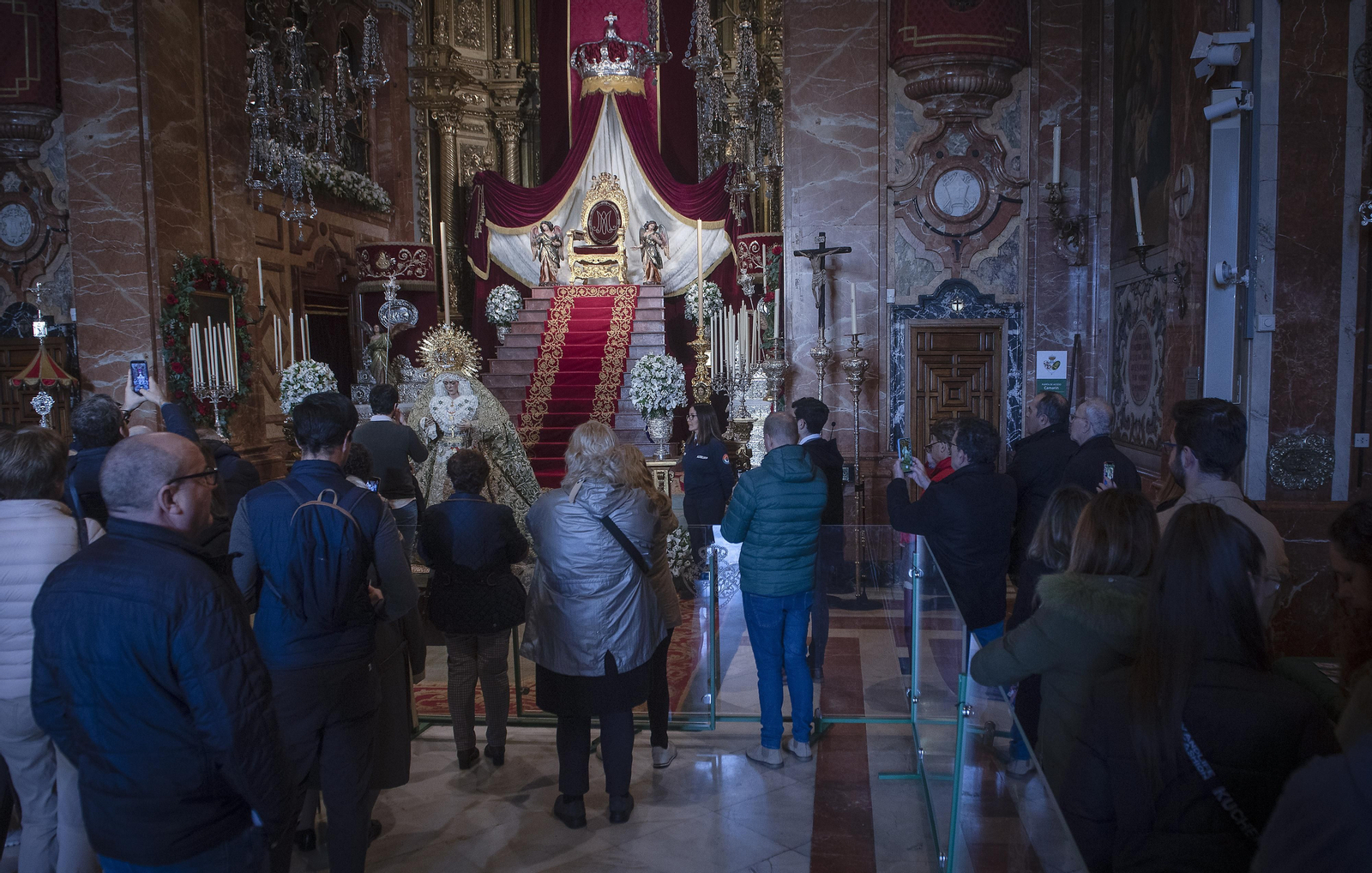 El besamanos de la Macarena, en imágenes