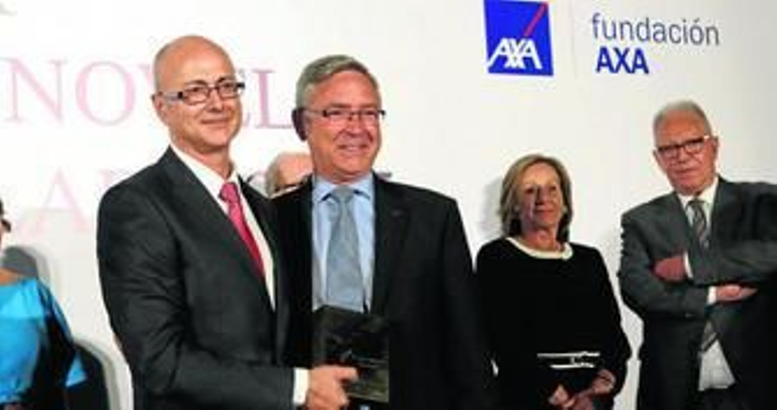 Garrido con el premio, junto al presidente de Fundación AXA, Jean-Paul Rignault, Consuelo García Píriz y Fernando Delgado.