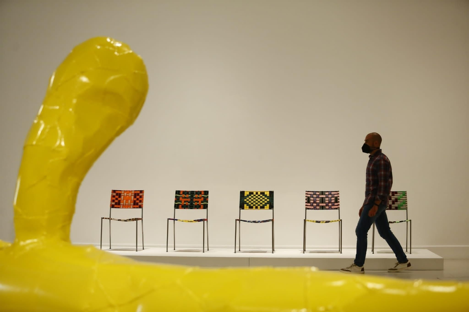 Objetos cotidianos y formas sorprendentes en la exposición de Franz West presentada este viernes en el CAC.