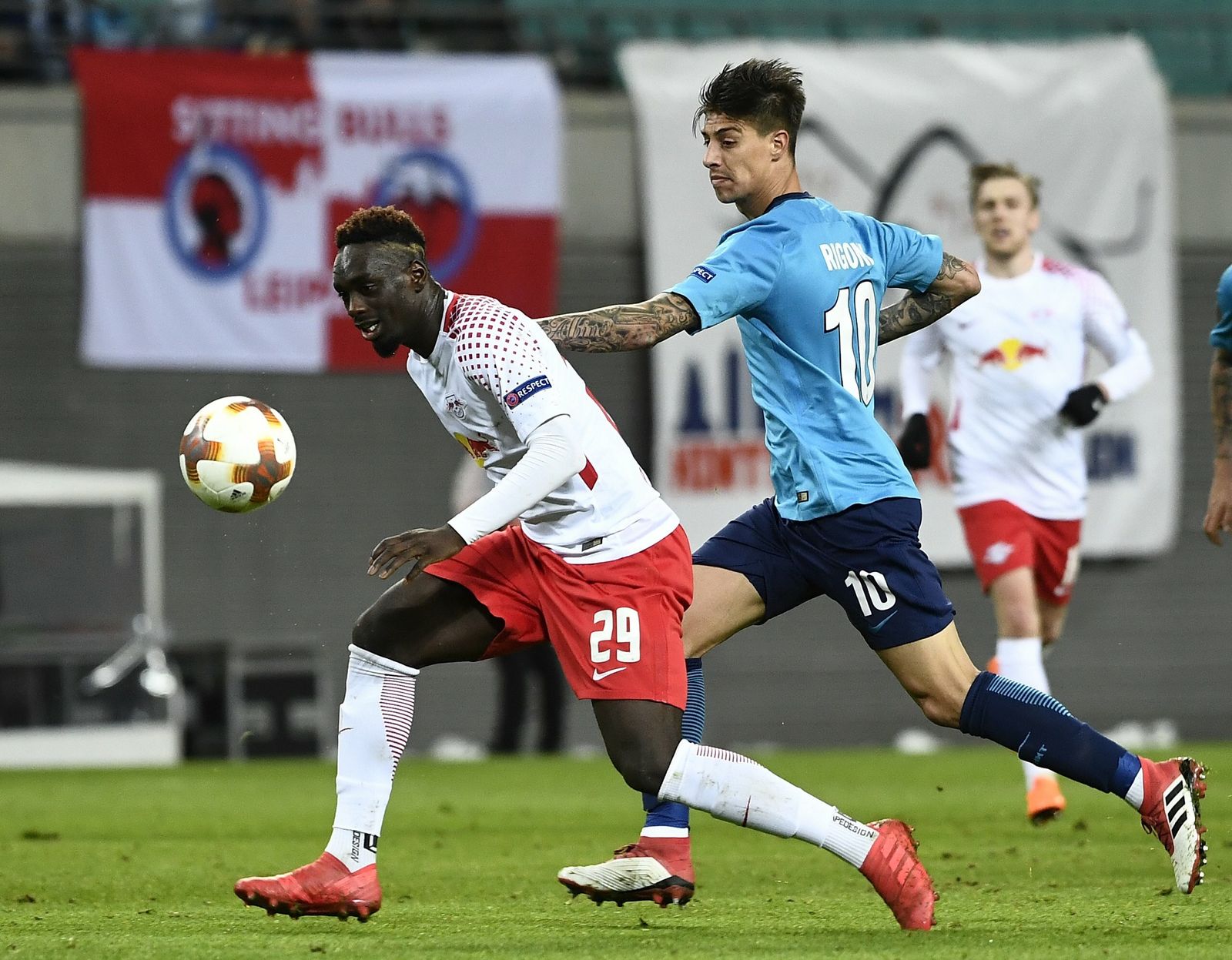 Augustin protege el balón en un partido con la camiseta del Lepzig.