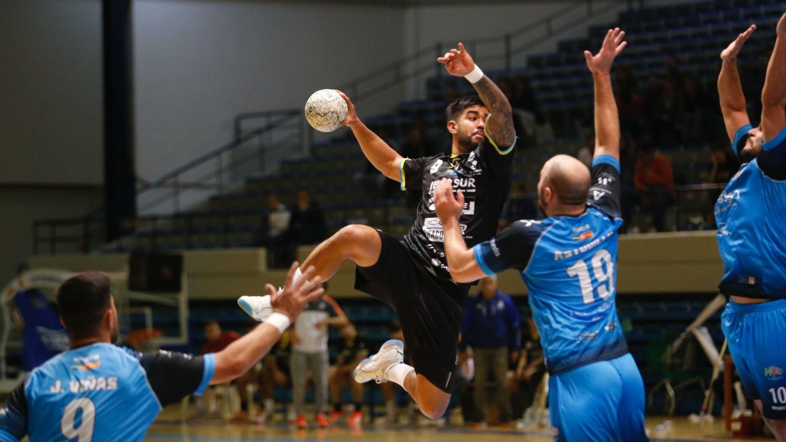 Sebas Restrepo se dispone a lanzar durante el Ciudad de Algeciras-San Francisco de Asís Mijas
