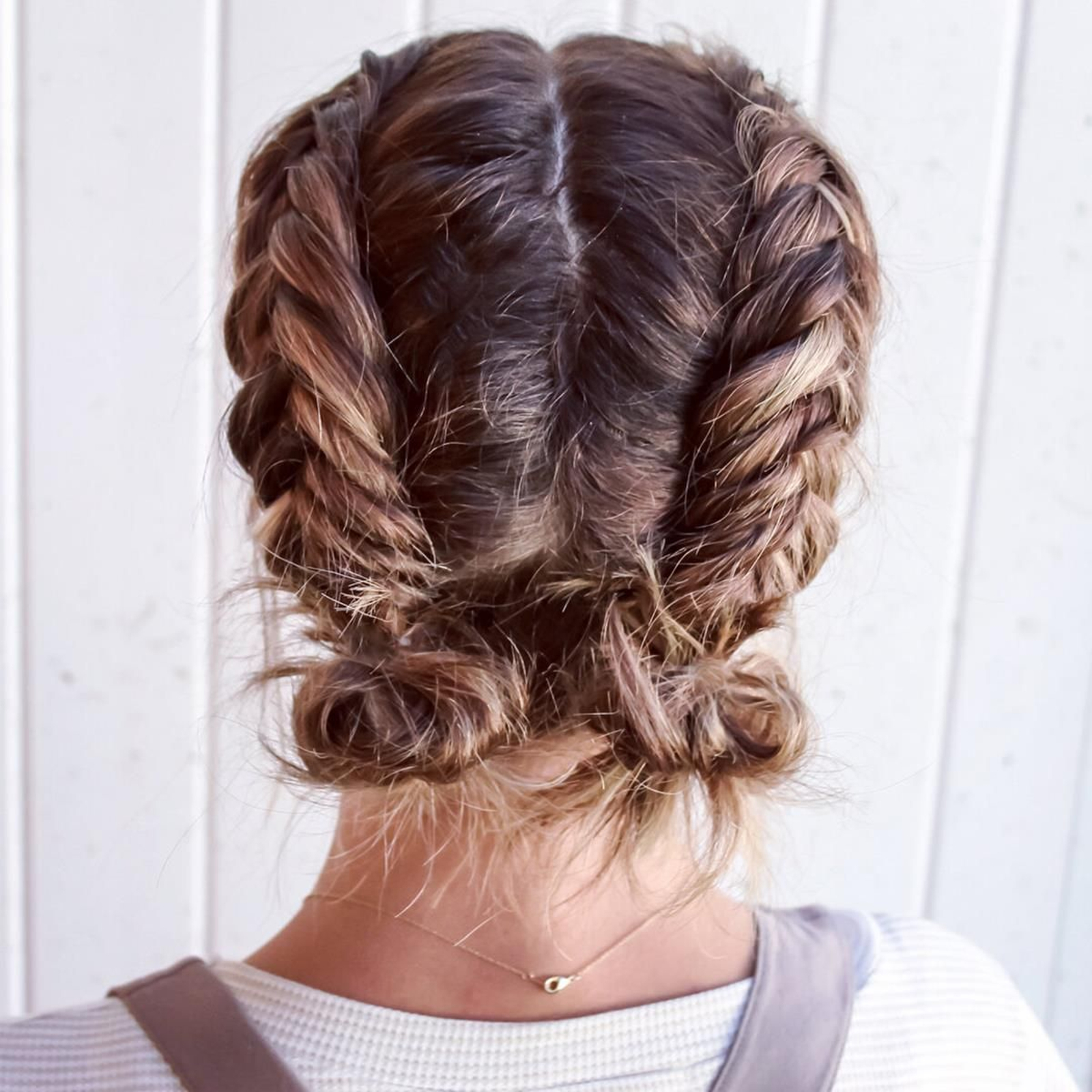 Peinados de invitada: Coletas y trenzas para tus bodas de 2022