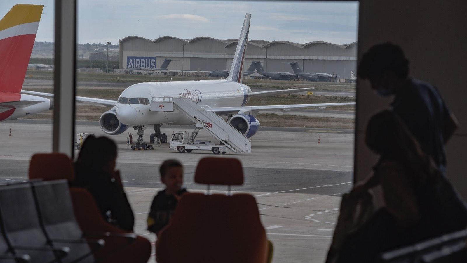 Un avión en la pista de aterrizaje, al fondo las instalaciones de Airbus.
