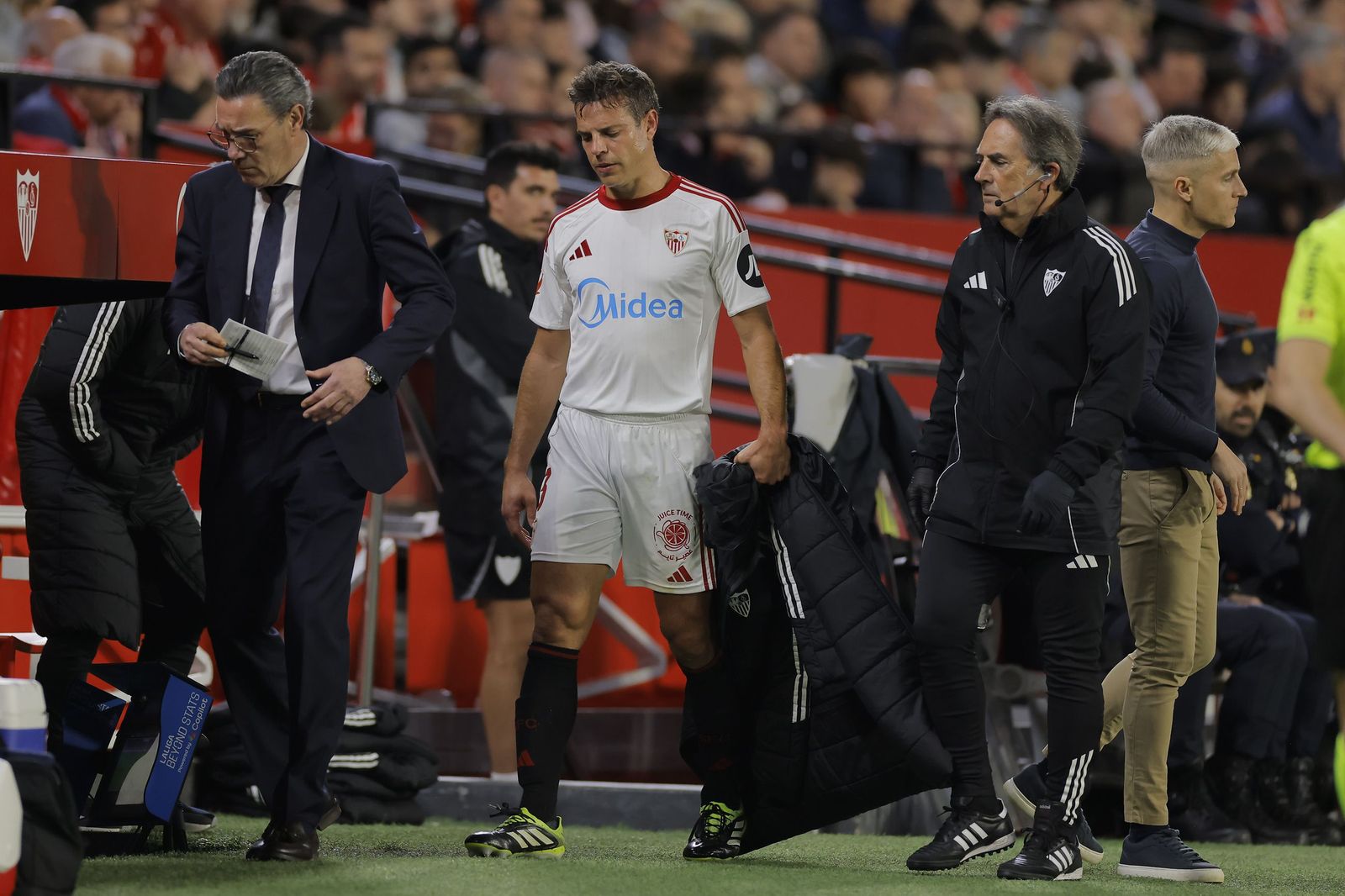Azpilicueta se marcha contrariado tras sufrir una nueva lesión muscular.