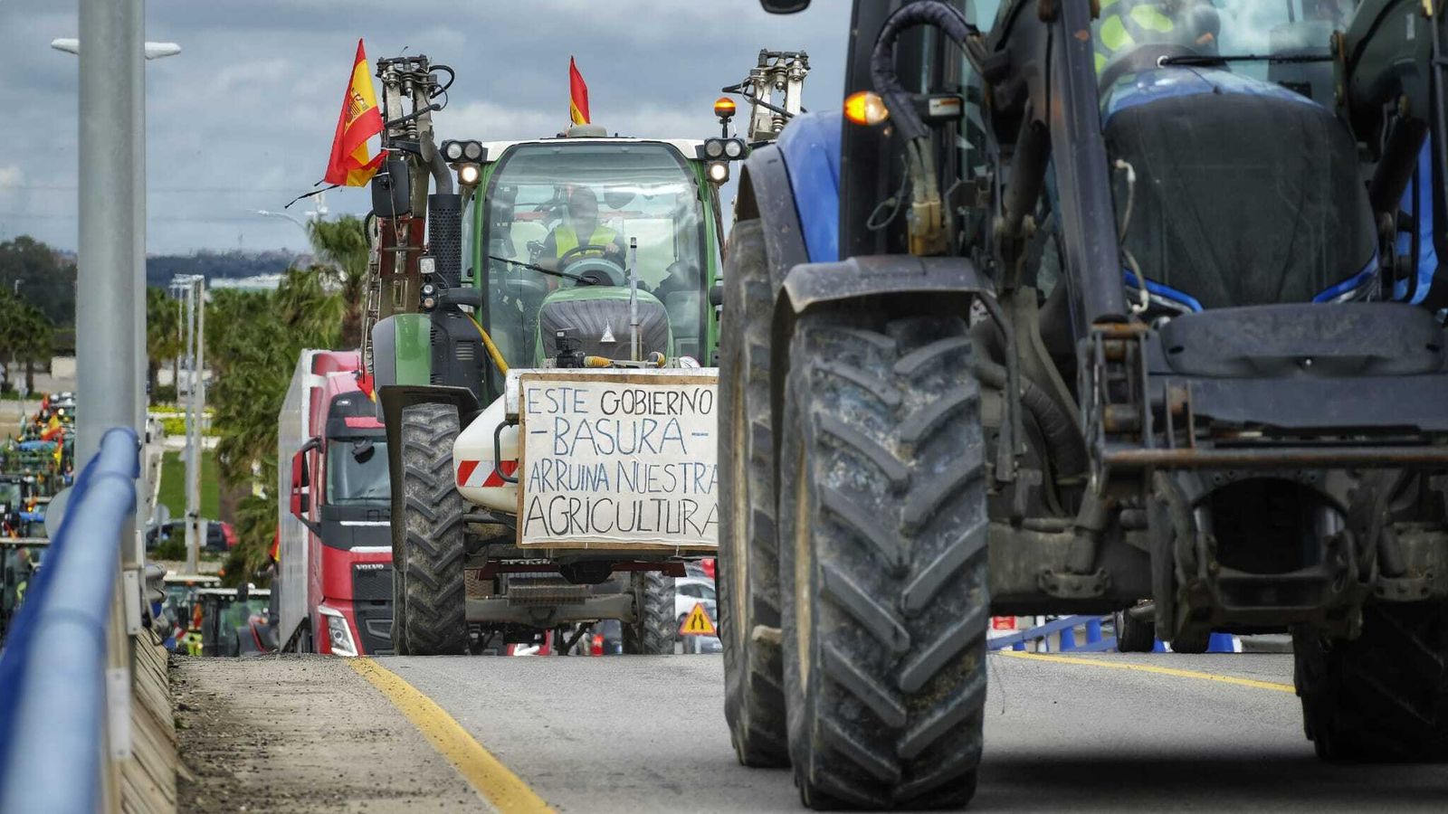 Imágenes de una nueva jornada de protesta de los agricultores en las carreteras de Chiclana