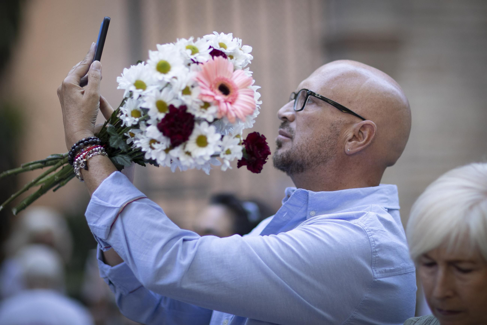 La ofrenda floral a la Virgen de las Angustias, patrona de Granada, en imágenes