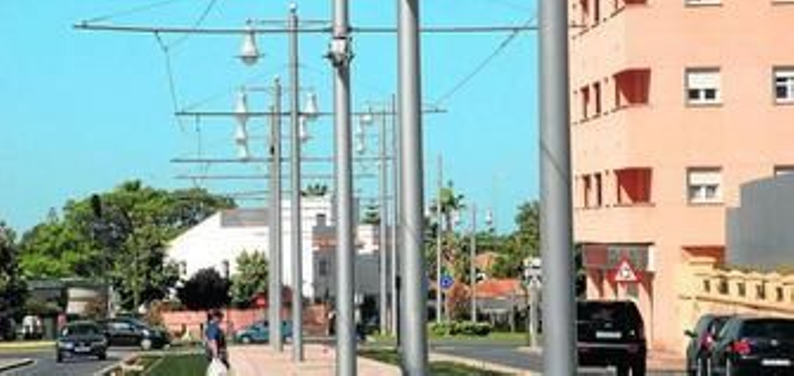 Hilera de farolas-catenarias en el tramo más cercano al nudo de La Ardila.