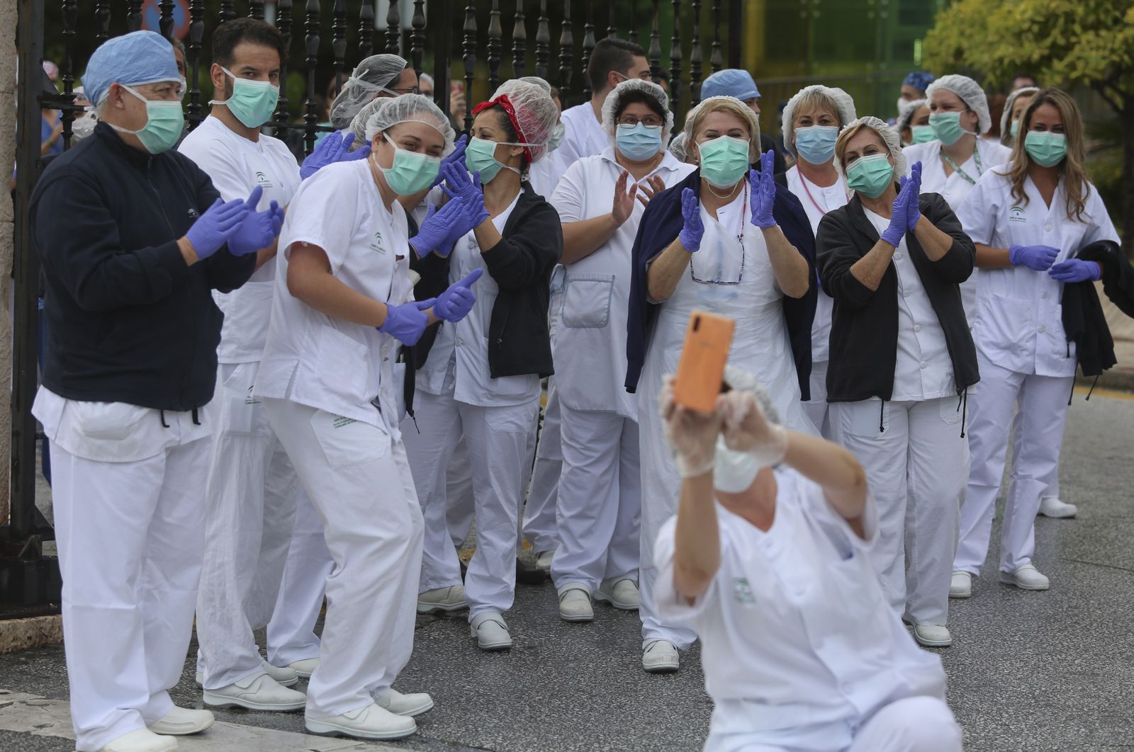 Coronavirus en Málaga: Aplausos que emocionan en el hospital Regional, en fotos