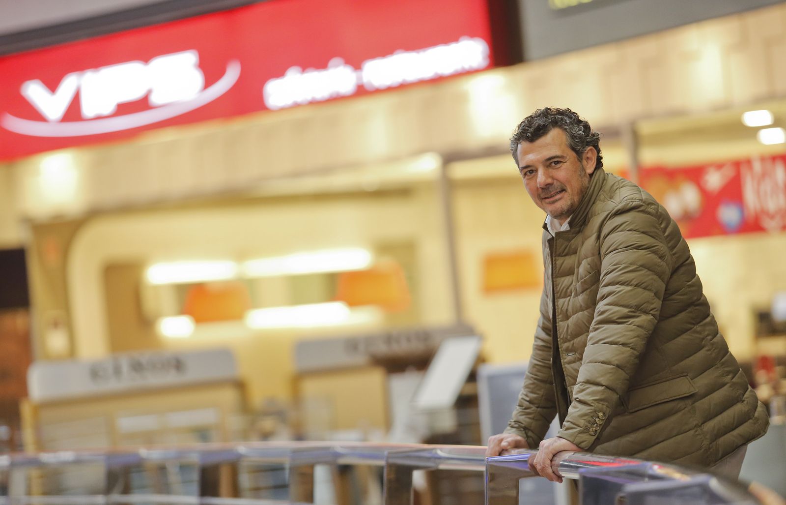 Ignacio Bonilla posa para este diario en los establecimientos que tiene el grupo en el centro comercial Vialia.