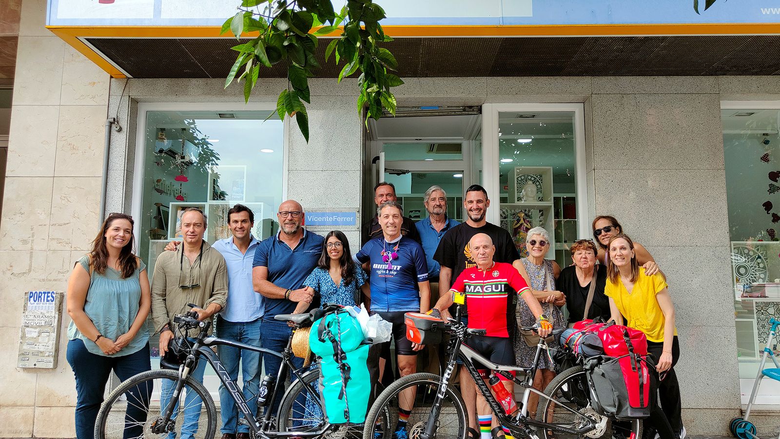 Los ciclistas, junto a miembros de UNASORD y la Fundación Vicente Ferrer.