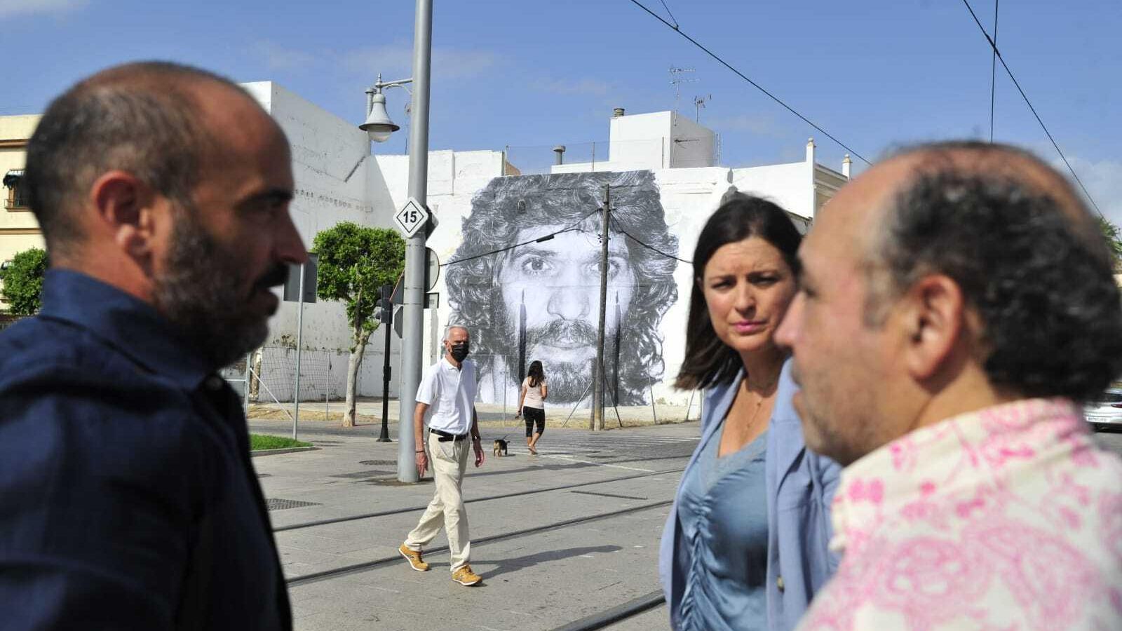 Juan Carlos Toro, Patricia Cavada y Joaquín Hernández 'Kiki', delante del mural dedicado a Camarón, en la calle Real. Juan Carlos Toro, Patricia Cavada y Joaquín Hernández 'Kiki', delante del mural dedicado a Camarón, en la calle Real.