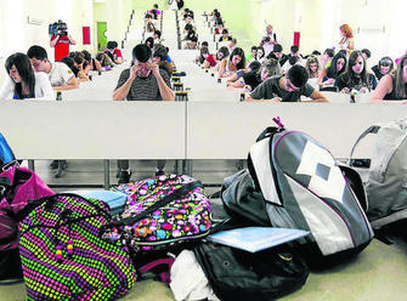 Universitarios, durante la realización de un examen.