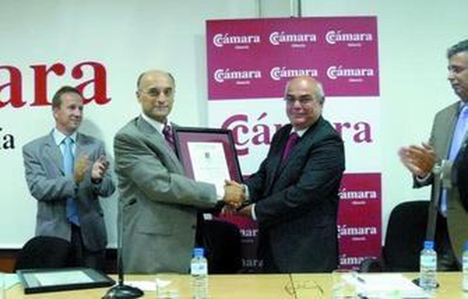 Remigio Castillo, director de Aenor en Andalucía, entregó el certificado a Sevillana Endesa en Almería.