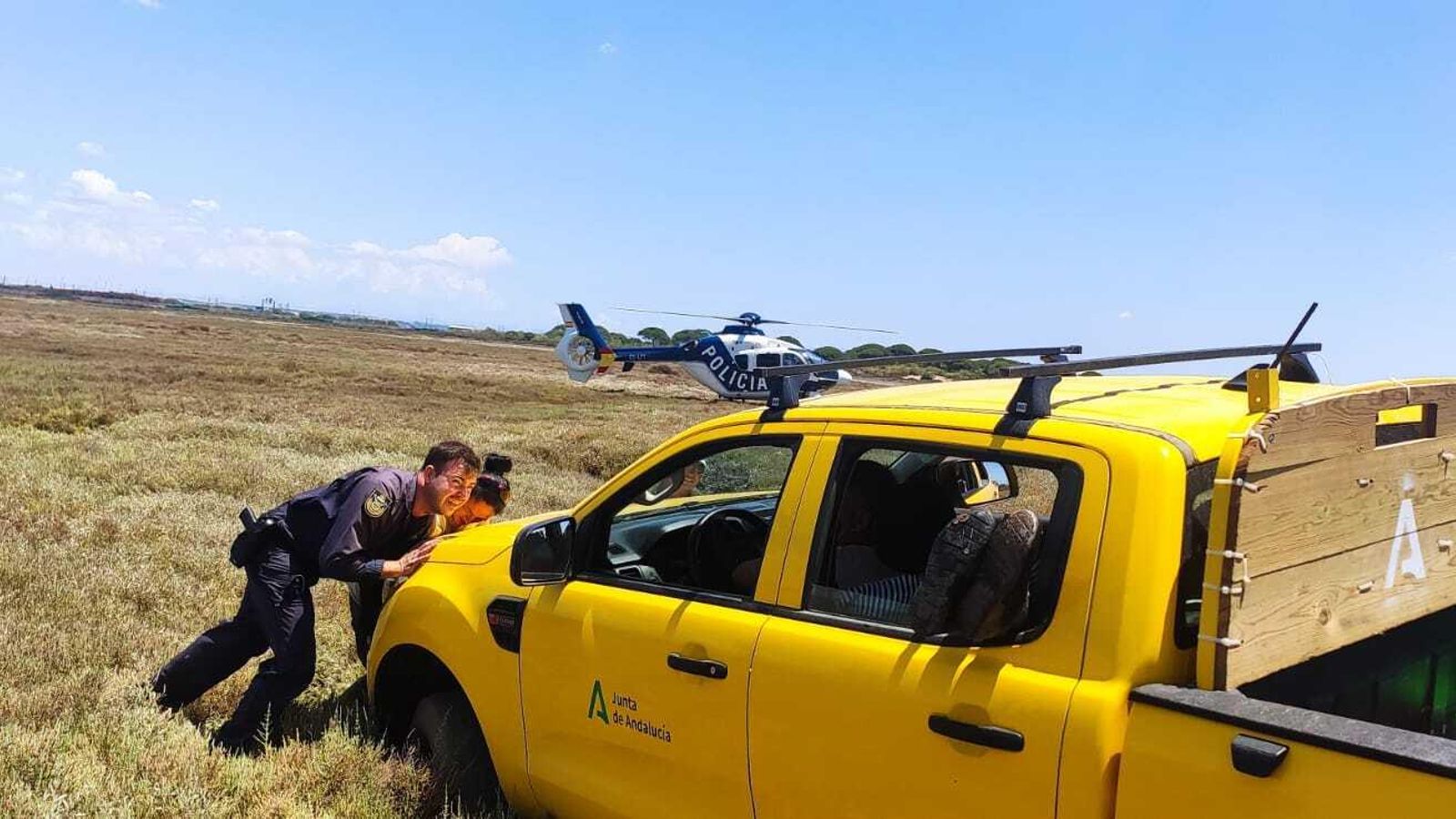 El todoterreno que se quedó atascado en el parque de Los Toruños.