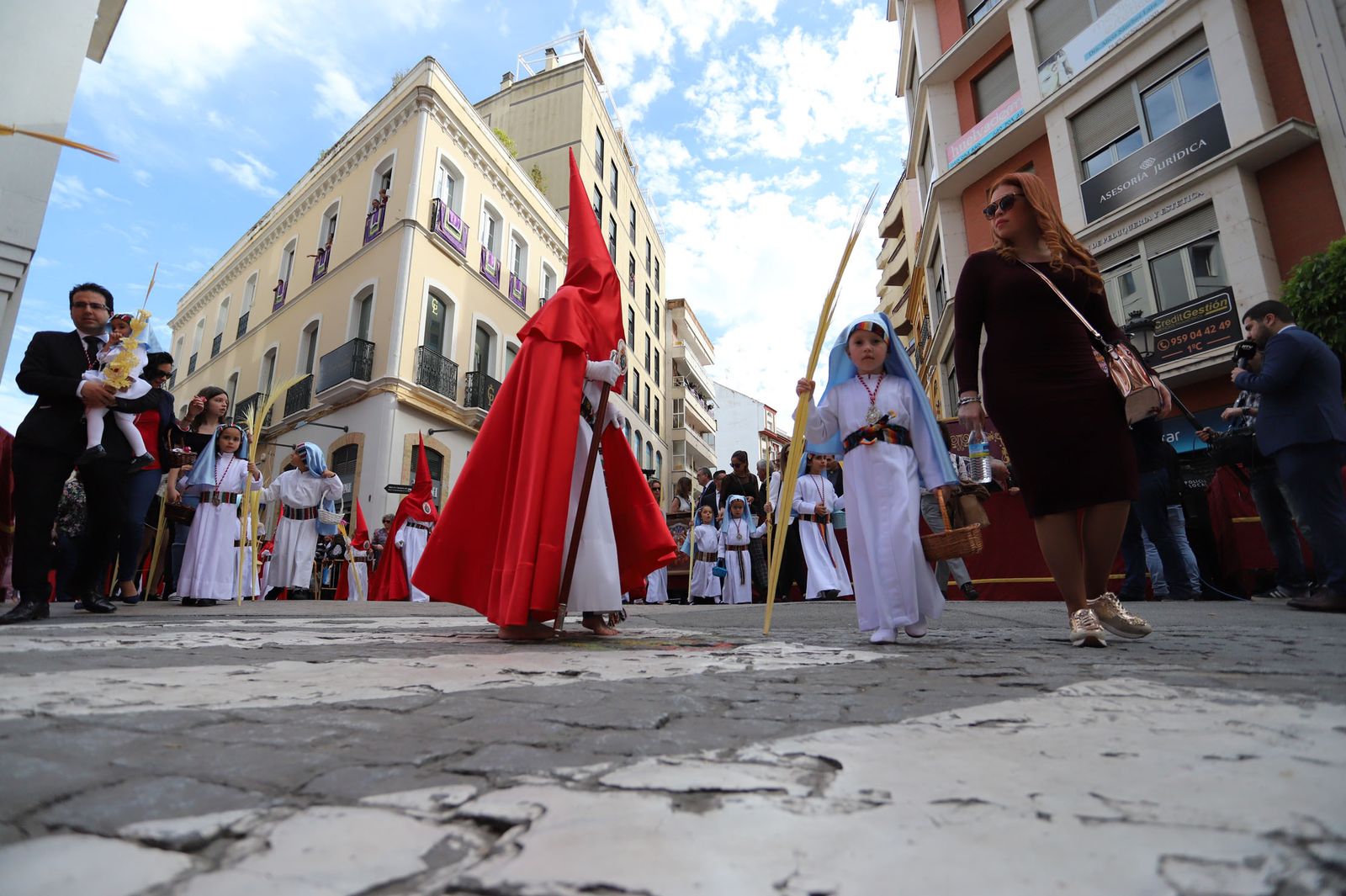Imágenes del recorrido de la Borriquita  por las calles de Huelva
