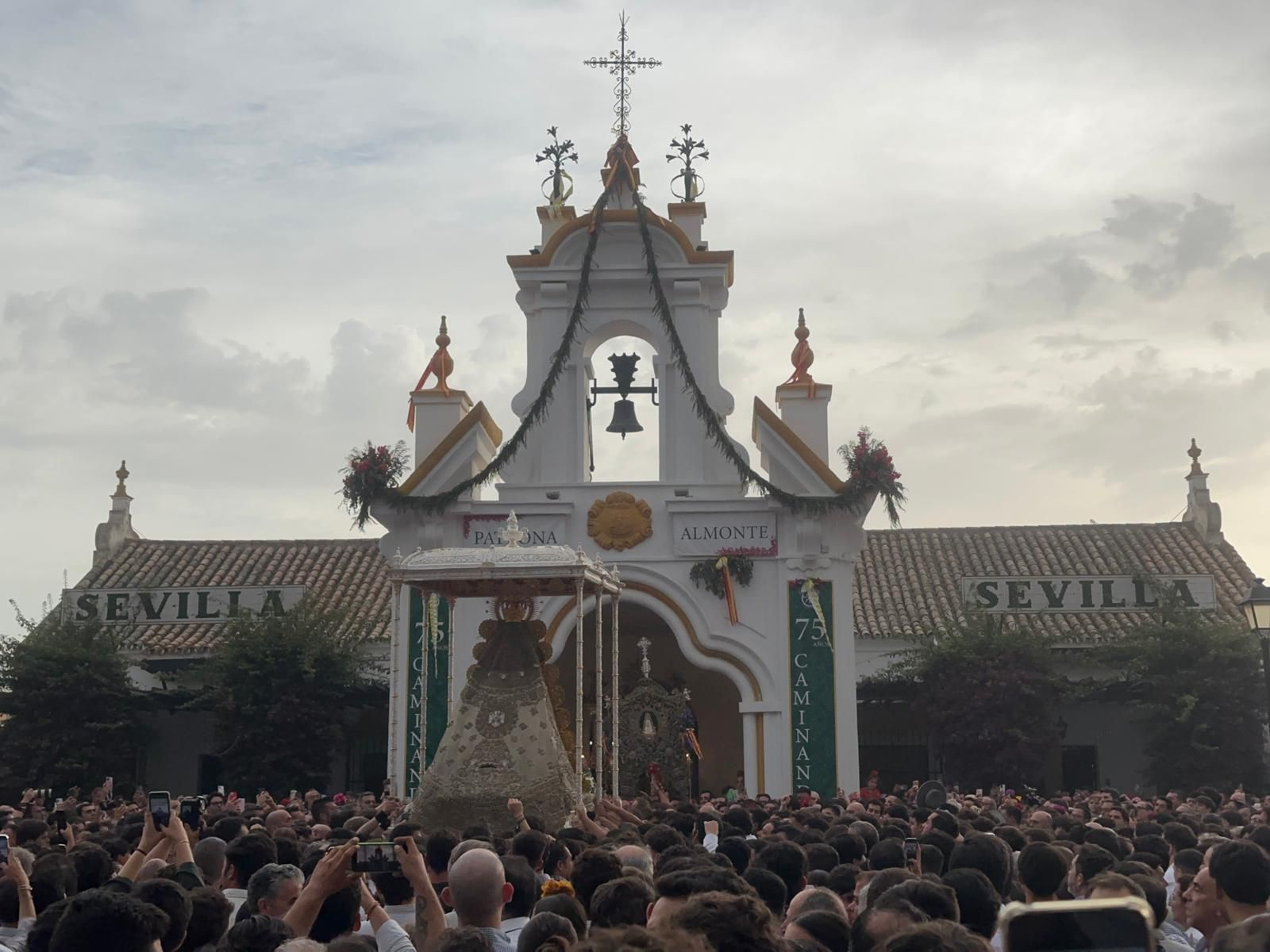 Así se ha vivido el salto a la reja y la procesión de la Virgen del Rocío por la aldea este 2025: las mejores imágenes para el recuerdo Así se ha vivido el salto a la reja y la procesión de la Virgen del Rocío por la aldea este 2025: las mejores imágenes para el recuerdo