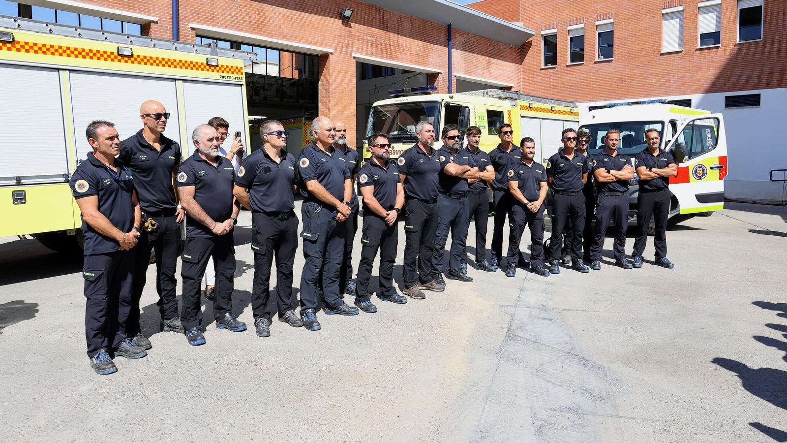 El grupo de bomberos voluntarios que viaja hasta Ourense.