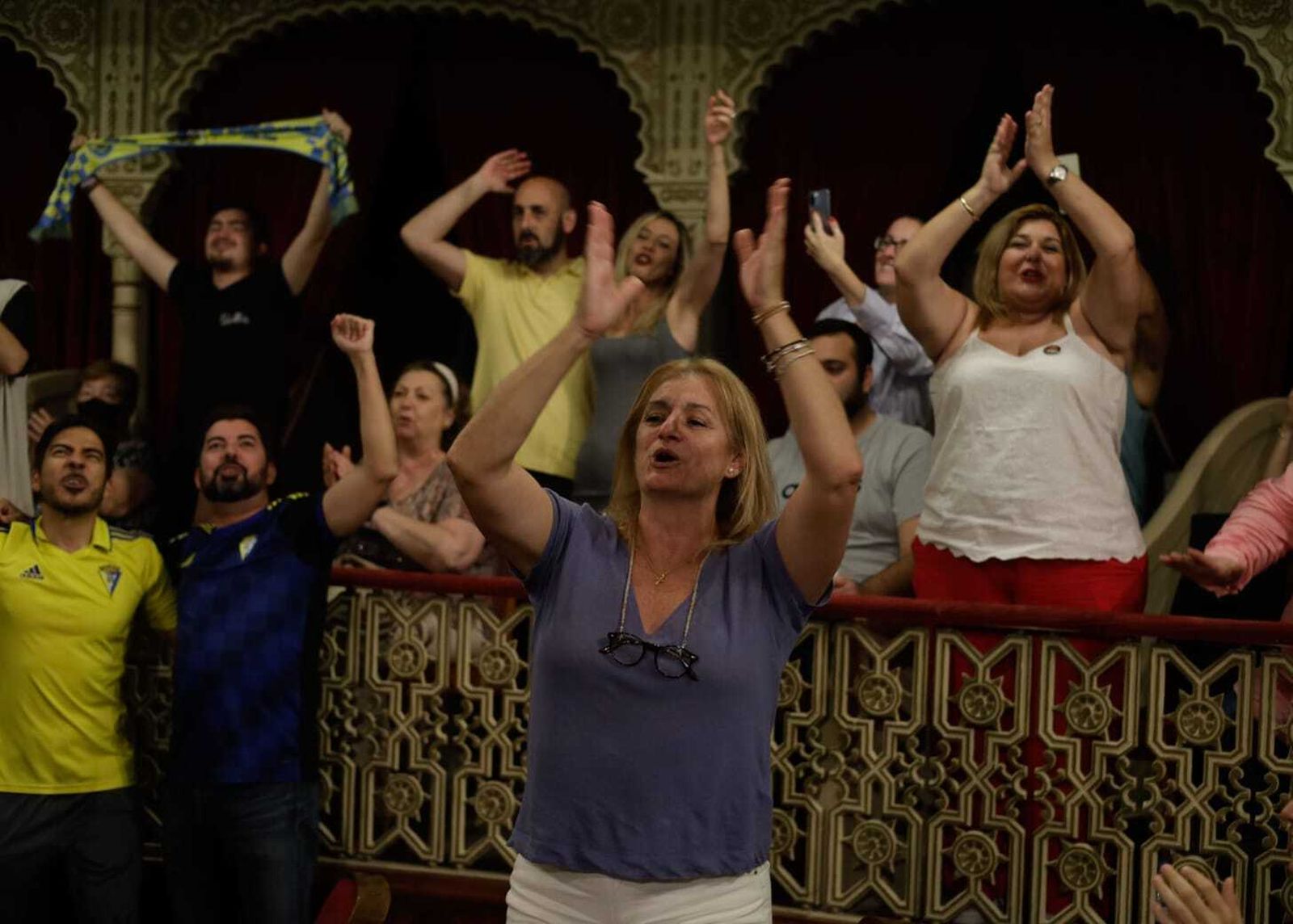 Las imágenes de la celebración de la permanencia del Cádiz CF en el Teatro Falla.