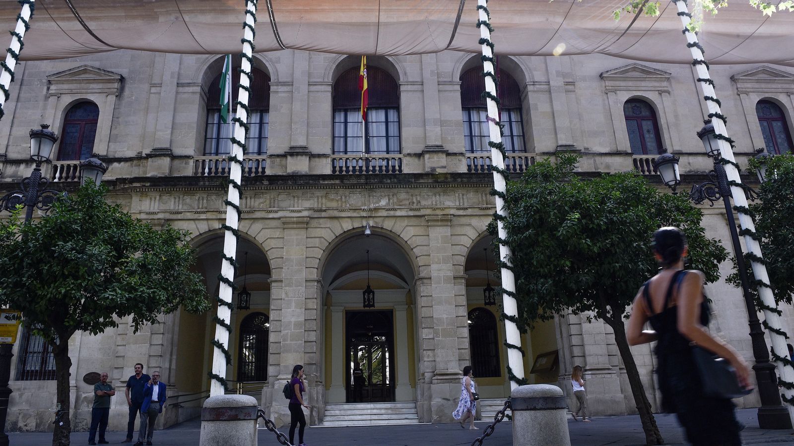 El zócalo delas pilastras del vestíbulo de entrada de la Casa Consistorial será rehabilitado en las próximas semanas.