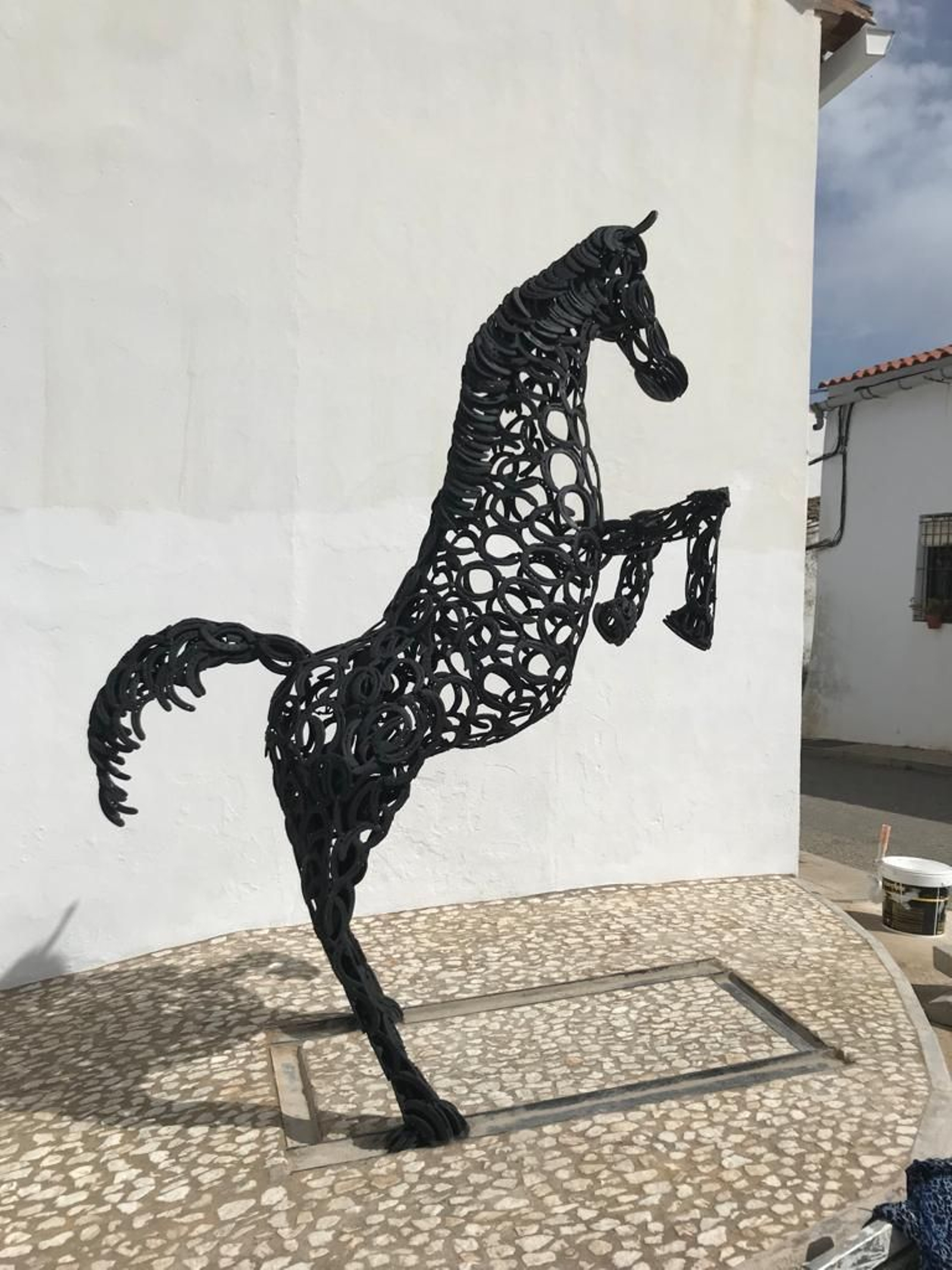 El artista de Aracena que convierte herraduras en obras de arte únicas: Ha creado más de 300 figuras de hierro