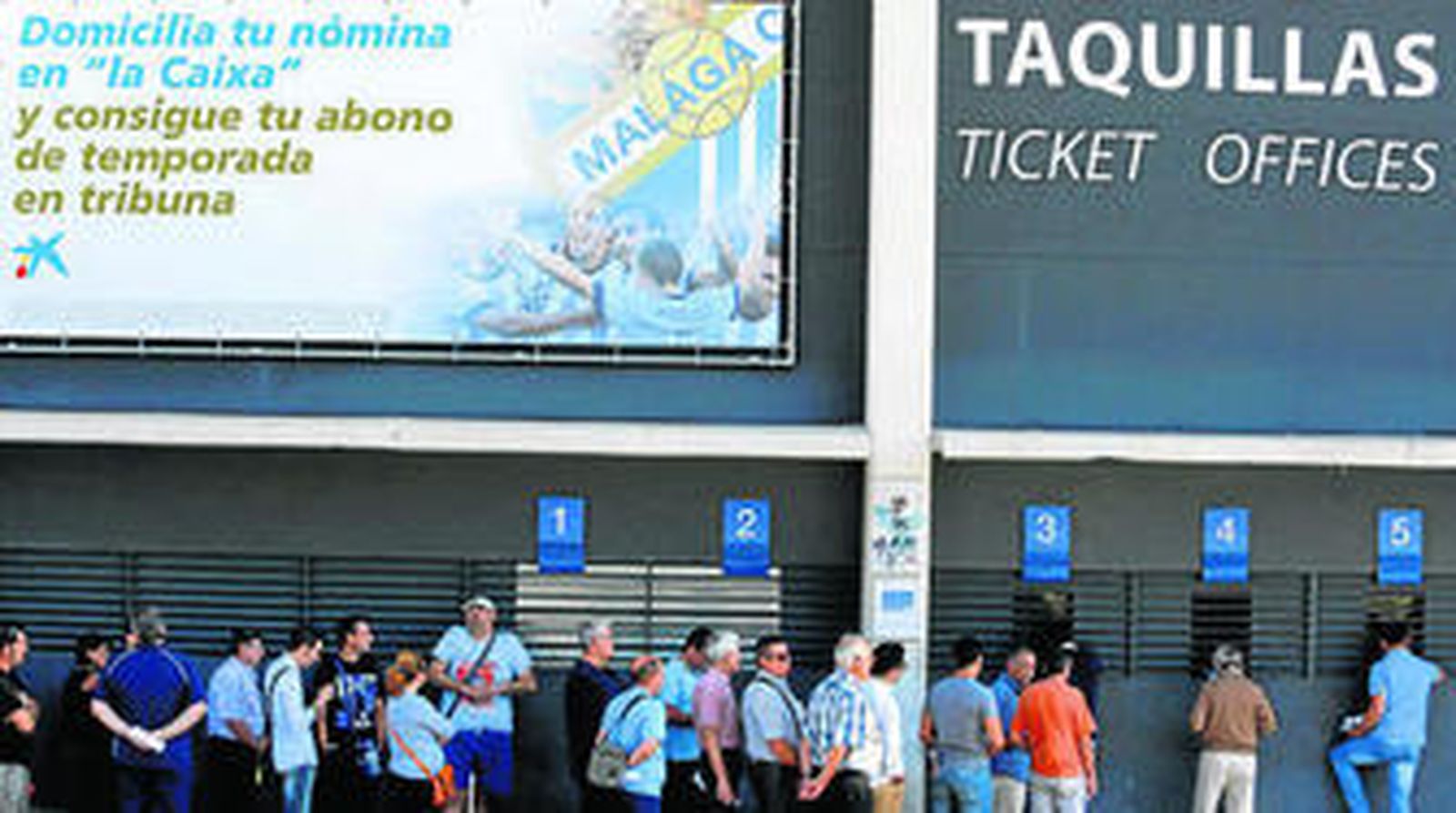 Colas en La Rosaleda, ayer.