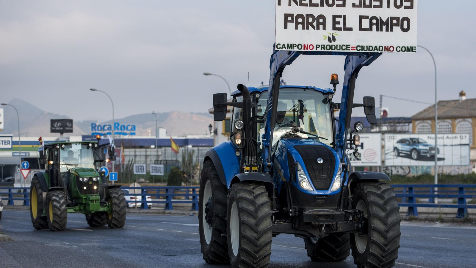 Un tractor de la marcha con una pancarta donde dice 'Precios justos para el campo'.