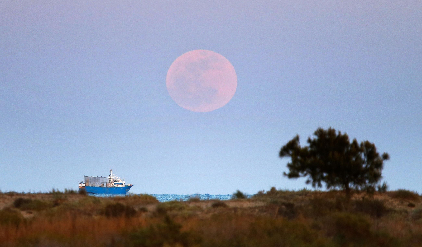 Una imagen de la Luna Rosa en el Mediterráneo en 2024
