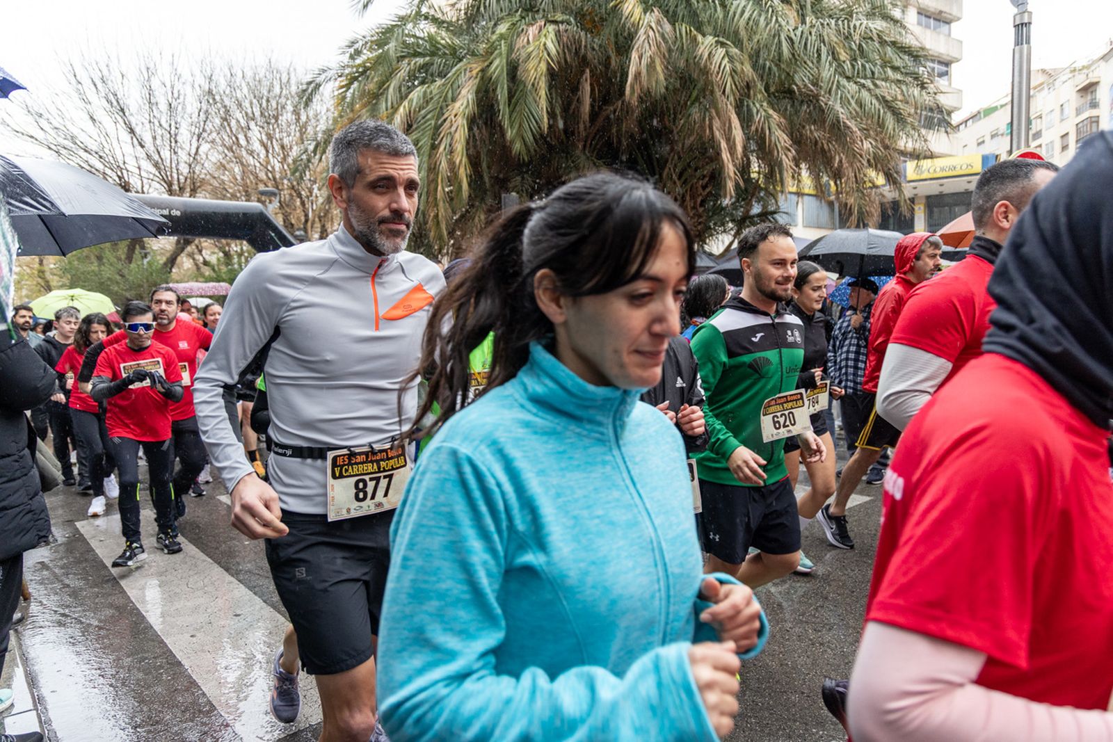 En imágenes: la lluvia no frena a más de un millar de corredores en la V Carrera Popular del IES San Juan Bosco (1)