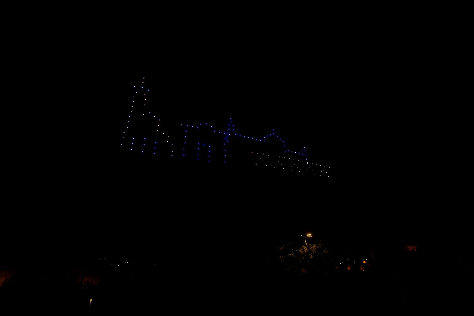 Un espectáculo de drones dibuja 'un cuento de Navidad' en el cielo de Córdoba