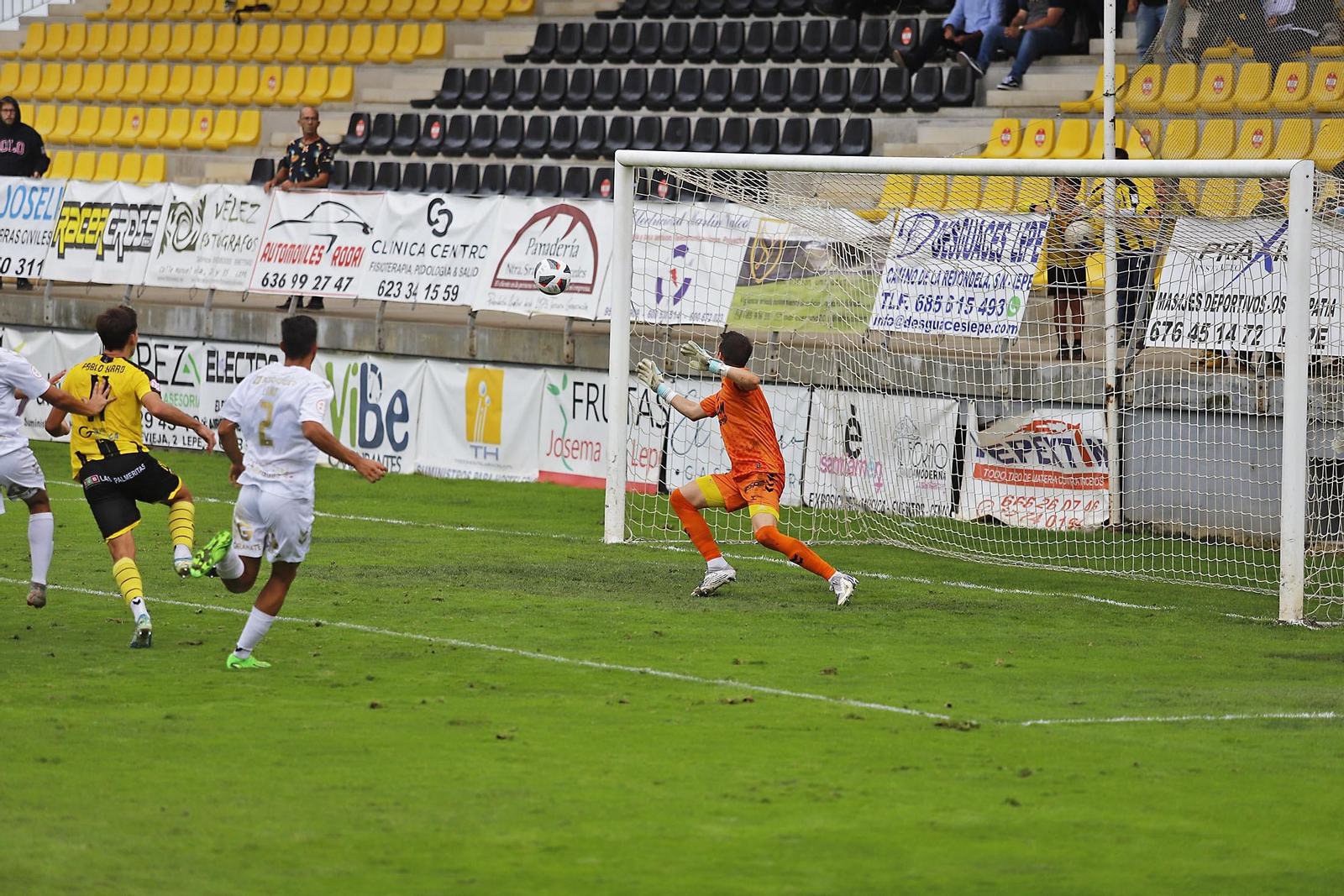 Imágenes del encuentro entre el San Roque de Lepe y UCAM Murcia