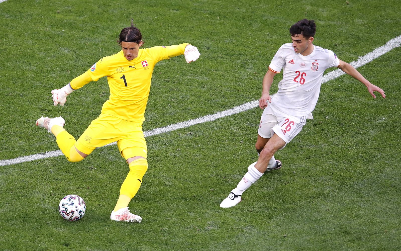 Pedri acosa al portero suizo Sommer.